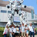 ８ Americans enjoyed many places of Tokyo.