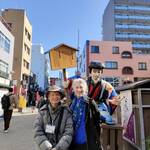 Tourists from the United States enjoy sightseeing in Asakusa and the autumn foliage at the Imperial Palace